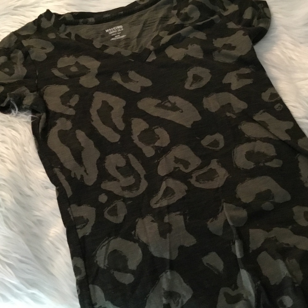 Camoflauge v-neck T-shirt XS